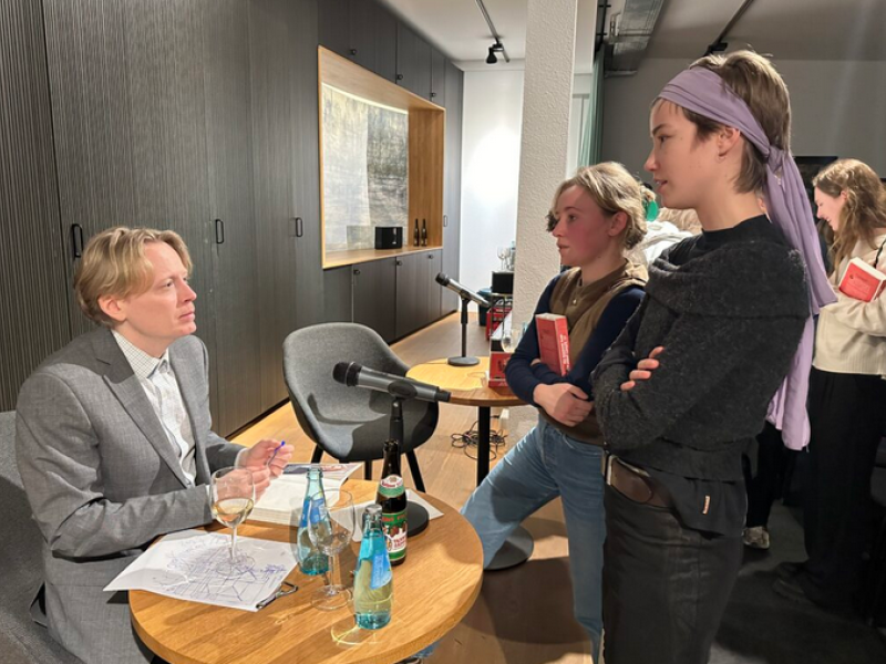 Glenn Bech im Gespräch.