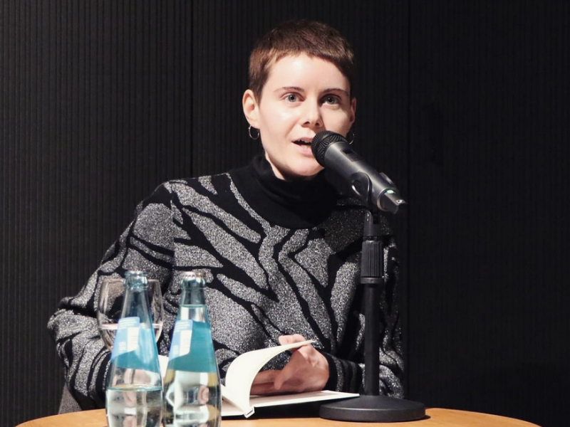 Lisa Goldschmidt liest.