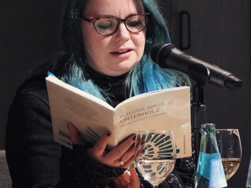 Romina Nikolić liest.
