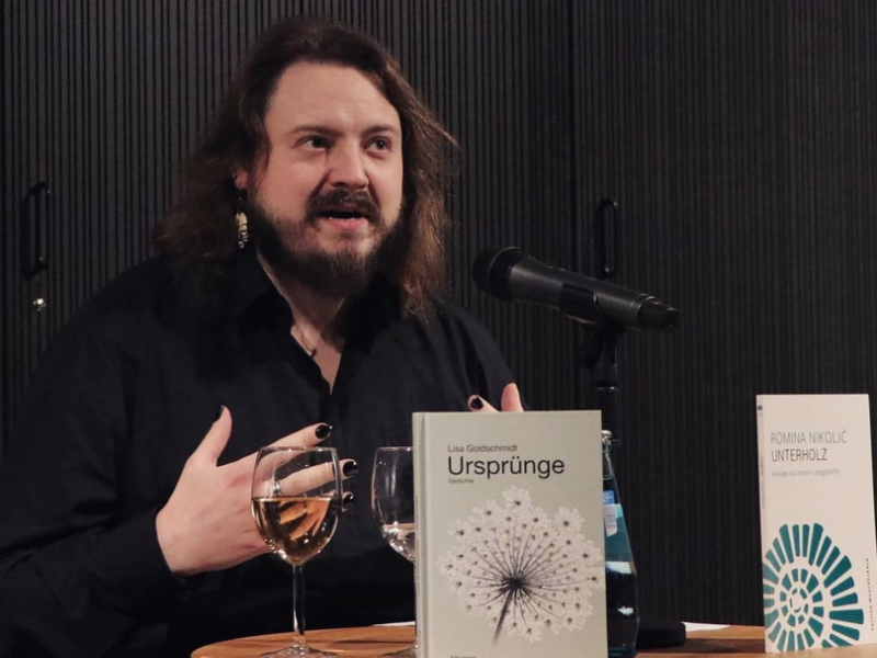 Moderator Martin Piekar mit den Werken.