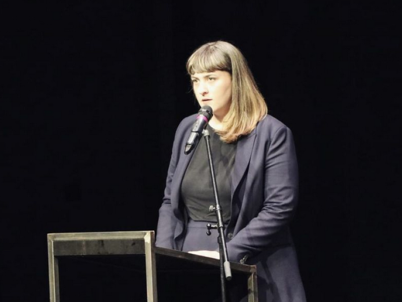 Anna Yeliz Schentke liest.