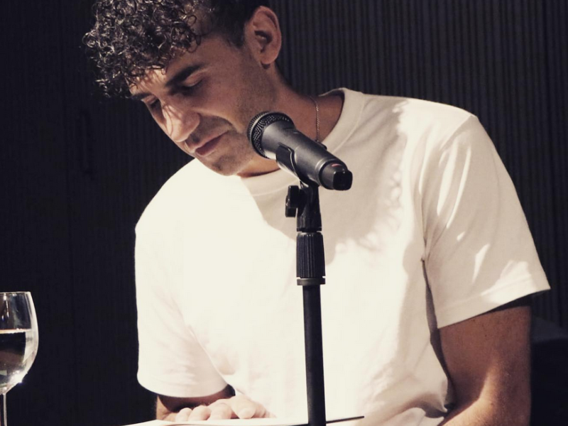 Necati Öziri liest.