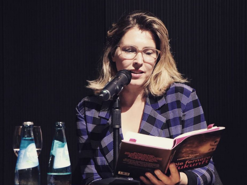 Viola Pobitschka liest aus der deutschen Übersetzung.