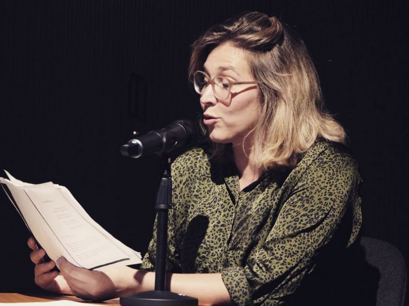 Viola Pobitschka liest aus der deutschen Übersetzung.