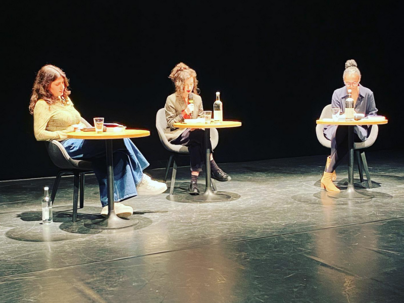 Deniz Ohde, Fatma Aydemir und Elisa Diallo auf der Bühne.