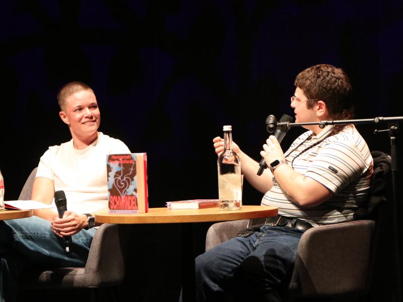 Evan Tepest und Hengameh Yaghoobifarah im Literaturforum
