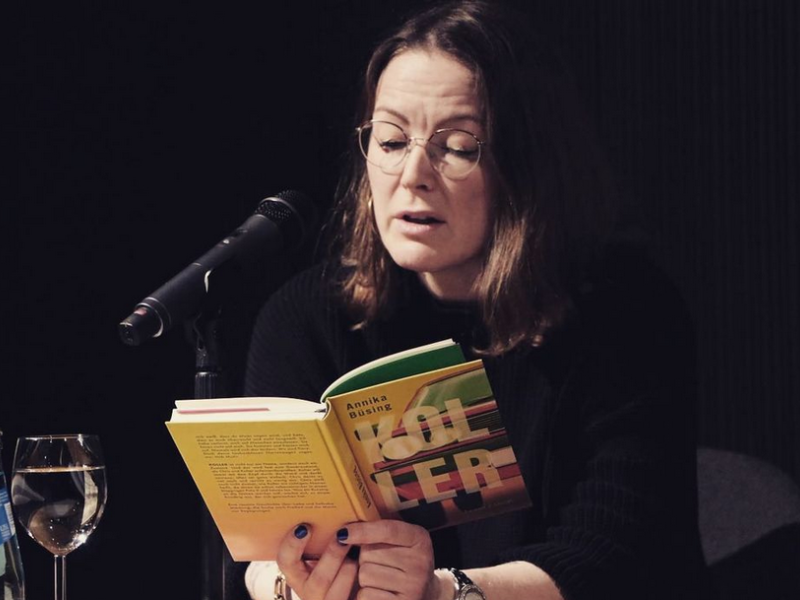 Annika Büsing liest.
