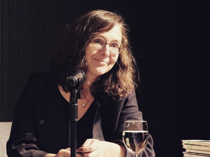 Beate Tröger auf der Bühne.
