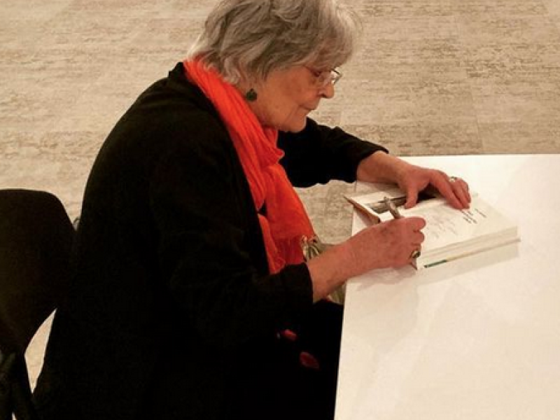Eva Demski signiert.