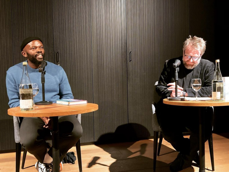JJ Bola mit Jan Wilm (re.) im Literaturforum.