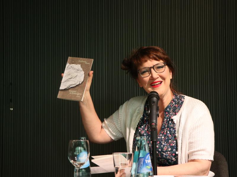 Carolin Callies stellt Lyrik im Literaturforum vor