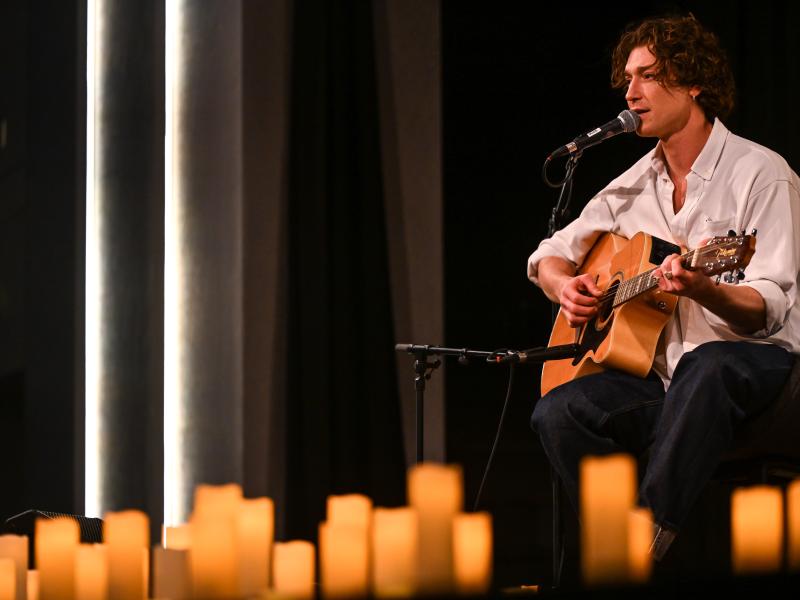 Daniel Donskoy singt und spielt Gitarre in der Jüdischen Gemeinde