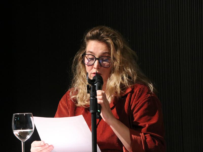 Viola Pobitschka liest die deutschen Textstellen