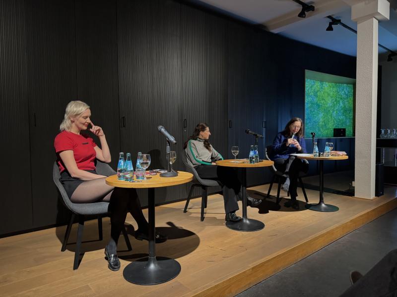 Juliane Liebert und Daniela Danz im Literaturforum; Moderation von Beate Tröger