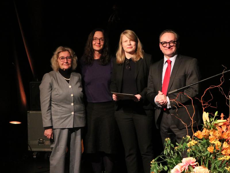 Preisverleihung im Mousonturm: Die Preisträgerin mit Jury