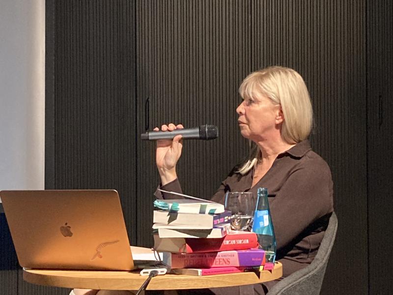 Moderatorin Silke Hartmann