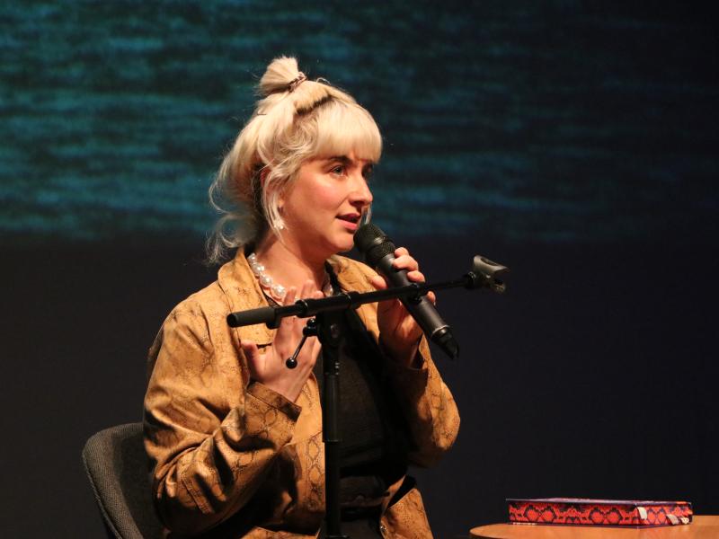 Laura Melina Berling im Saal des Mousonturms