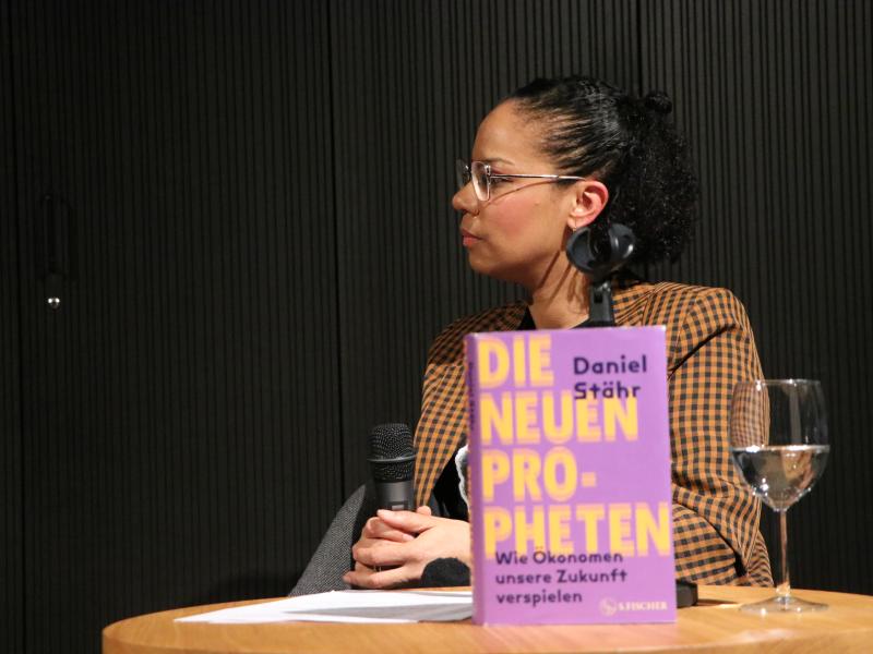 Moderation von Hadija Haruna-Oelker