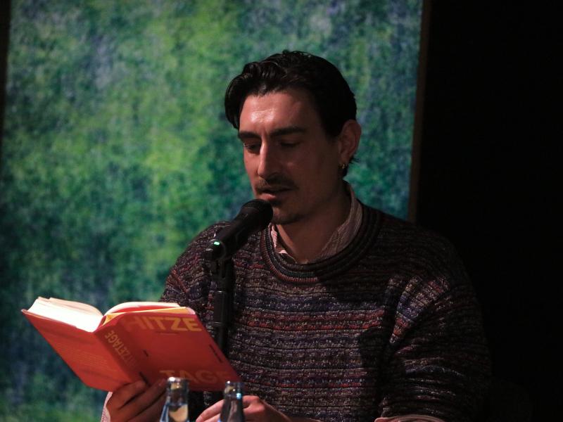 Anton Weil liest die deutschen Textstellen aus »Hitzetage«