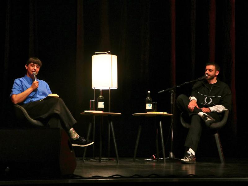 Jean-Philippe Kindler und Marie Köhler im Theatersaal des Mousonturms