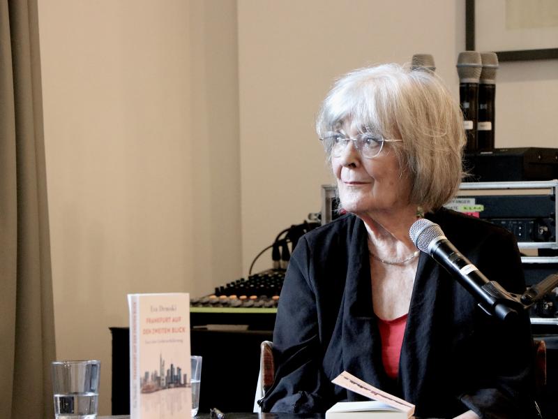 Eva Demski im Universitätsarchiv