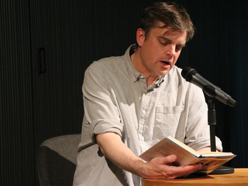 Matthias Nawrat liest im Hessischen Literaturforum aus seinem neuen Roman
