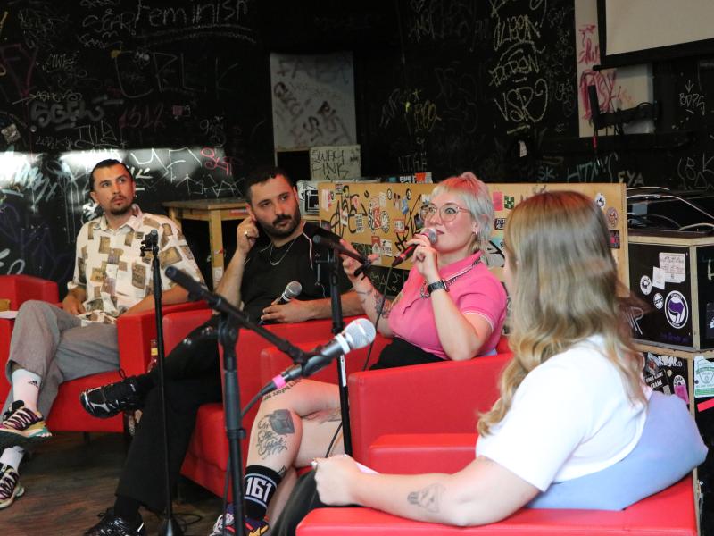 Veronika Kracher und Fikri Anıl Altıntaş mit den Moderator*innen der Buch- und Medienpraxis