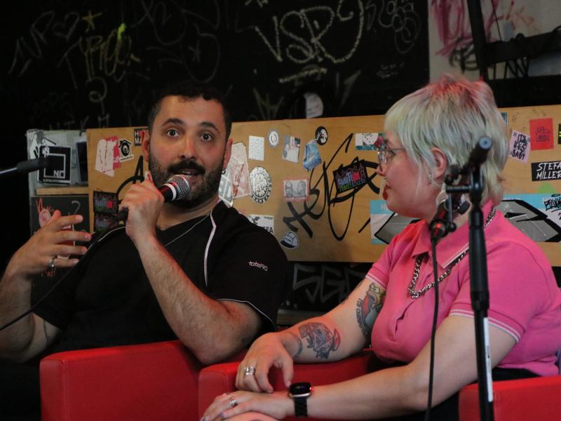 Veronika Kracher und Fikri Anıl Altıntaş im Café KoZ