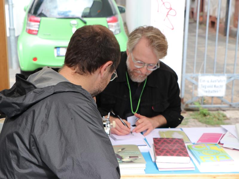 Absprachen werden getroffen, Notizen werden gemacht