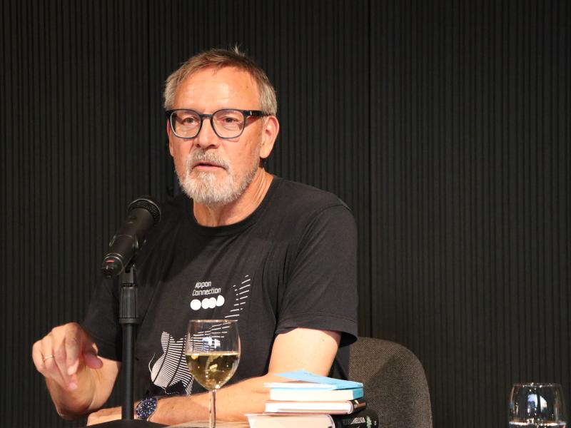 Moderator Hans-Jürgen Balmes im Hessischen Literaturforum